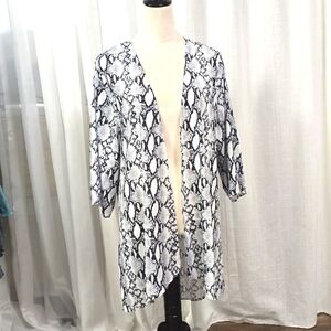 2/$30 Black and White Snake Print Satin 3/4 Sleeve Cardigan Kimono Sz M Cover Up